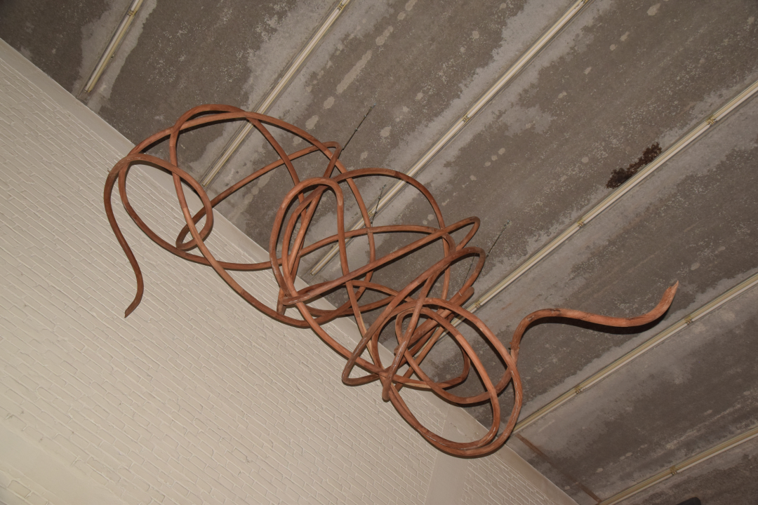 他将肋骨做成项圈，用身体抵挡土炮……被评为中国最顶尖的行为艺术家